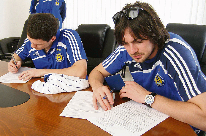 Михалик и Милевский голосуют в командировке. Фото fcdynamo.kiev.ua